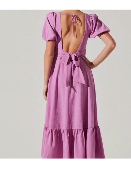 Astr Dresses & Skirts - Astr Lavender Open-Back Puff Sleeve Midi Dress